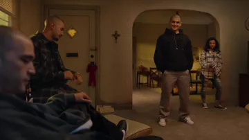 Adidas Superstar sneakers portées par Cesar Diaz (Diego Tinoco) comme on le voit dans On My Block TV show tenues (Saison 4 Épisode 3)