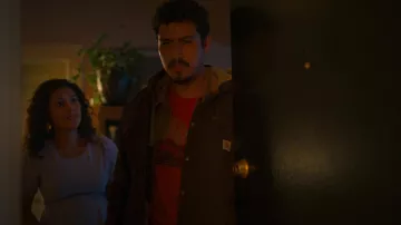 Carhartt Veste marron porté par Oscar 'Spooky' Diaz (Julio Macias) comme on le voit dans la série télévisée Sur Mon Bloc (S04E02)