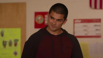 Vans Bedford Block Hooded Tee porté par Cesar Diaz (Diego Tinoco) comme on le voit dans Sur Mon Bloc séries TV (S04E09)