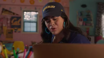 447 Marque Berkeley University chapeau porté par Jasmine (Jessica Marie Garcia) comme on le voit dans Sur Mon Bloc de la série TV garde-robe (Saison 4 Épisode 9)