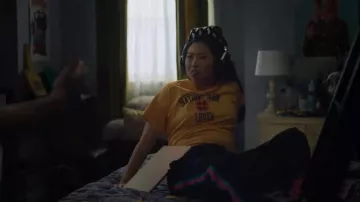 La camiseta Natural Born Lover usada por Nora (Awkwafina) como se ve en Awkwafina es nora from Queens trajes de la serie de televisión (S02E08)