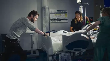 John Varvatos Star USA Waffle Henley usado por Conrad Hawkins (Matt Czuchry) como se ve en los atuendos de la serie de televisión The Resident (Temporada 5 Episodio 3)