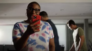 Isabel Marant Camron Tie-Dye Linen T-Shirt porté par Henrietta 'Hen' Wilson (Aisha Hinds) comme on le voit dans la série TV 9-1-1 garde-robe (S05E03)