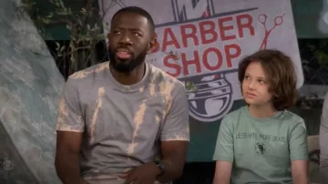 Menos odio Más Camiseta de skate usada por Grover (Hank Greenspan) como se ve en los atuendos de la serie de televisión The Neighborhood (S04E03)