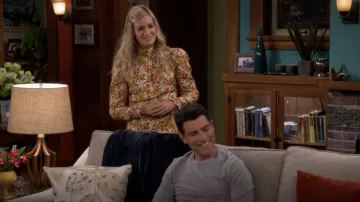 Vestido floral de Sandro Grace usado por Gemma (Beth Behrs) como se ve en los atuendos de la serie de televisión The Neighborhood (S04E03)