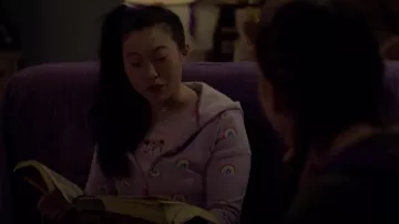 Rainbow Print Hoodie en rosa púrpura usado por Nora (Awkwafina) como se ve en Awkwafina es Nora From Queens TV series outfits (Temporada 2 Episodio 7)
