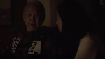 Chinatown Market x Alicia Keys Sudadera con capucha impresa usada por la abuela (Lori Tan Chinn) como se ve en Awkwafina es el vestuario de la serie de televisión Nora From Queens (S02E07)