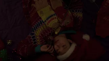 Blizzard Bay Otters in Sweaters Ugly Christmas Sweater usado por Nora (Awkwafina) como se ve en la serie de televisión Awkwafina is Nora From Queens (S02E07)