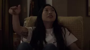 Camiseta eléctrica Koolaid EKC en blanco usada por Nora (Awkwafina) como se ve en Awkwafina es la serie de televisión Nora From Queens (S02E07)