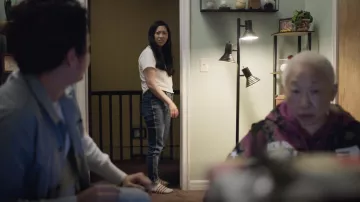 Adidas Adilette Slide en la danza brasileña usada por Nora (Awkwafina) como se ve en Awkwafina es el vestuario de la serie de televisión Nora From Queens (S02E07)