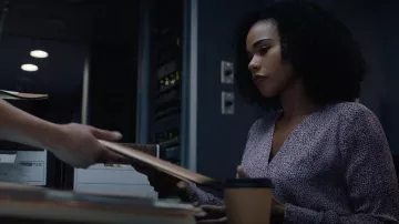 DKNY Wrap-Effect Imprimé Georgette blouse porté par l'Agent Spécial Sheryll Barnes (Roxy Sternberg) comme on le voit dans FBI: Most Wanted Outfits (S03E03)