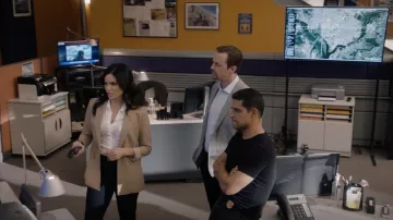 Hobbs London Beige Penelope Veste portée par Jessica Knight (Katrina Law) comme on le voit dans les tenues de la série TV NCIS (Saison 19 Épisode 3)