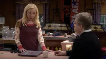 Free People Bright Side Thermal Printed Top usado por Becky Conner-Healy (Lecy Goranson) como se ve en los atuendos de la serie de televisión The Conners (S04E02)