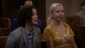 By&by Juniors Short Sleeve Floral High-Low Wrap Dress usado por Becky Conner-Healy (Lecy Goranson) como se ve en The Conners (S04E02)