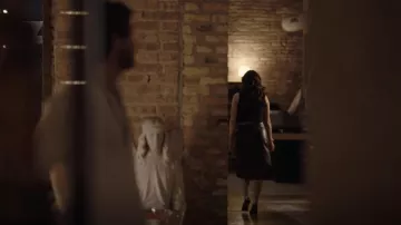 Nanushka Amas Falda Midi de piel sintética usada por Amy Kindelán (Natalie Martinez) como se ve en el programa de televisión Ordinary Joe (S01E01)