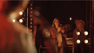 J. Crew Parke Blazer en rosa terciopelo usado por Amy Kindelán (Natalie Martinez) como se ve en el vestuario de la serie Ordinary Joe Tv (Temporada 1 Episodio 1)