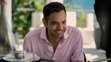 Camisa de botón rosa usada por Eugenio Derbez como se ve en el vestuario de la serie de televisión Acapulco de la temporada 1