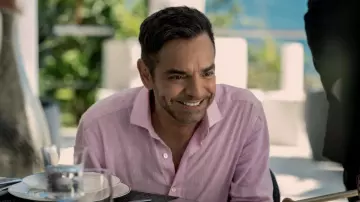 Camisa de botón rosa usada por Eugenio Derbez como se ve en el vestuario de la serie de televisión Acapulco de la temporada 1