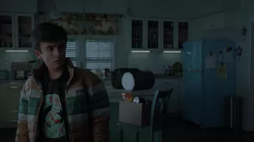 Chaqueta de suéter a rayas Patagonia usada por Mike Dugan (Trae Romano) como se ve en los atuendos de la serie de televisión Stargirl de DC (Temporada 2 Episodio 9)