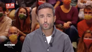 The gray velvet shirt Ami de Coeur worn by Julien Bellver in the Daily show on October 5, 2021