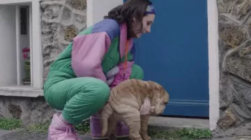 Les moon boots roses portées par Clémentine Cendron (Louise Coldefy) dans la série Family Business (Saison 3)