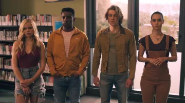 Nike Tribute Logo Track Jacket inn Or porté par Clay Cooper (Chibuikem Uche) comme on le voit dans L'un de Nous Est Allongé série TV garde-robe (Saison 1 Épisode 1)