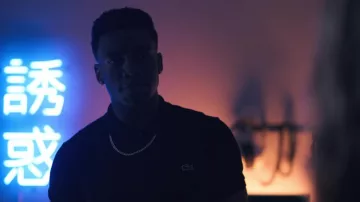 Lacoste polo porté par Clay Cooper (Chibuikem Uche) comme on le voit dans L'un de Nous Est Allongé série TV garde-robe (Saison 1 Épisode 2)