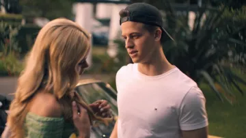 Tommy Hilfiger Tee Blanc porté par Jake Riordan (Barrett Carnahan) comme on le voit dans L'un de Nous Est Allongé de l'émission de Télévision (Saison 1 Épisode 2)