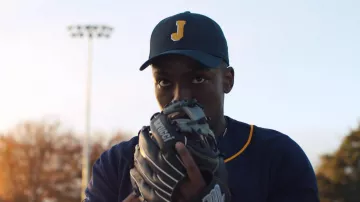 Marucci Oxbow Baseball Fielding Glove utilisé par Clay Cooper (Chibuikem Uche) comme on le voit dans One of Us Is Lying (S01E03)
