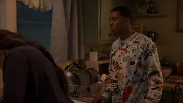 Imprimé Crewneck sweat-shirt porté par Jamal Turner (Brett Gray) comme on le voit dans On My Block séries TV tenues (S04E02)