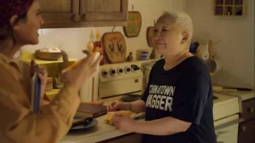 La camiseta Chinatown Swagger usada por la abuela (Lori Tan Chinn) en Awkwafina es la serie de televisión Nora From Queens (S02E09)