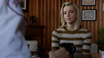 Madewell Ribbed Sweater Top en Bennett Stripe usado por Sylvie Brett (Kara Killmer) como se ve en el vestuario de la serie de televisión Chicago Fire (Temporada 10 Episodio 3)