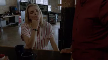 Maeve Amira Striped Linen Top usado por Sylvie Brett (Kara Killmer) como se ve en los atuendos de la serie de televisión Chicago Fire (S10E03)