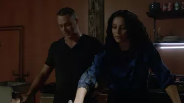 Alice + Olivia Marcelle Twist Front Pullover en tie and dye bleu porté par Stella Kidd (Miranda Rae Mayo) comme on le voit dans les tenues de la série télévisée Chicago Fire (S10E03)