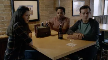 Rails Hunter Plaid Chemise à Manches Longues porté par Violet Mikami (Hanako Greensmith) comme on le voit dans Chicago Fire TV série garde-robe (Saison 10 Épisode 3)