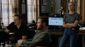 Rag & Bone The Burnout Tee usado por Hailey Upton (Tracy Spiridakos) como se ve en el vestuario de la serie de televisión Chicago P.D. (Temporada 9 Episodio 3)