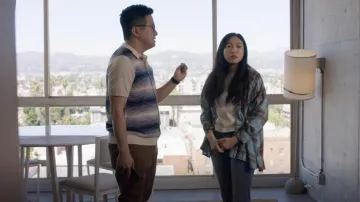 BDG Urban Outfitters Brendan Plaid Camisa de franela usada por Nora (Awkwafina) como se ve en Awkwafina es Nora From Queens Trajes de la serie de televisión (S02E09)