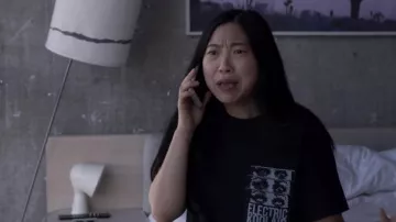 Electric Koolaid Fried T-shirt usado por Nora (Awkwafina) como se ve en Awkwafina es Nora From Queens TV show outfits (Temporada 2 Episodio 9)