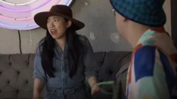 Ba&sh Frida Denim Jumpsuit usado por Nora (Awkwafina) como se ve en los atuendos de la serie de televisión Nora From Queens (Temporada 2 Episodio 9)