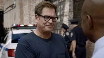 Anteojos Tom Ford en negro usados por Jason Bull (Michael Weatherly) como se ve en los atuendos de la serie de televisión Bull (Temporada 6 Episodio 1)