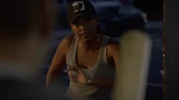 Goorin Bros. Black Sheep Hat Cap usado por Danny James (Jaime Lee Kirchner) como se ve en el vestuario de la serie de televisión Bull (Temporada 6 Episodio 1)