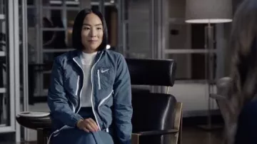 Chaqueta utilitaria Nike tech pack usada por Stella Bak (Greta Lee) como se ve en el vestuario de la serie de televisión The Morning Show (Temporada 2 Episodio 4)