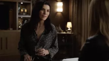 Saint Laurent Tunisien Col Paisley Imprimer Chemise porté par Laura Peterson (Julianna Margulies) comme on le voit dans L&#39;émission du Matin (Saison 2 Épisode 4)
