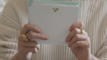 El anillo dorado de Barjewellery usado por Emma Watson en el video de YouTube Emma Watson: In The Bag | Episodio 17 | Vogue británico