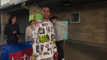 Guess imprimé à capuche en blanc porté par Jamal Turner (Brett Gray) comme on le voit dans les tenues de la série télévisée On My Block (S04E02)