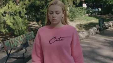 The pink sweatshirt 'Cute' worn by Cris (Irene Ferreiro García) in the series SKAM España (S02E07)