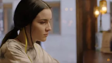 Le t-shirt tie and dye Bershka porté par Joana Bianchi (Rizha) dans la série SKAM España (Saison 4 Episode 7)