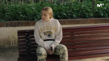 Le sweatshirt 'Jaguars' porté par Cris (Irene Ferreiro García) dans la série SKAM España (S02E08)