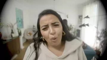 The triangular earrings worn by Marwa Loud in her video clip Beau Parleur