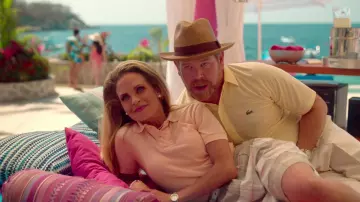 Lacoste Yellow Button Down Shirt usado por el Sr. Bennett (Steve Monroe) como se ve en los atuendos de la serie de televisión Acapulco (Temporada 1 Episodio 1)